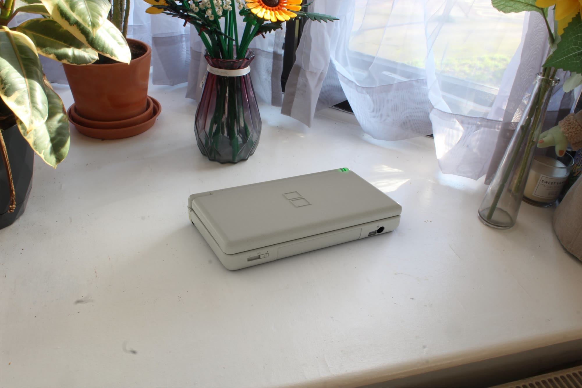 Final render: DS Lite closed on a windowsill